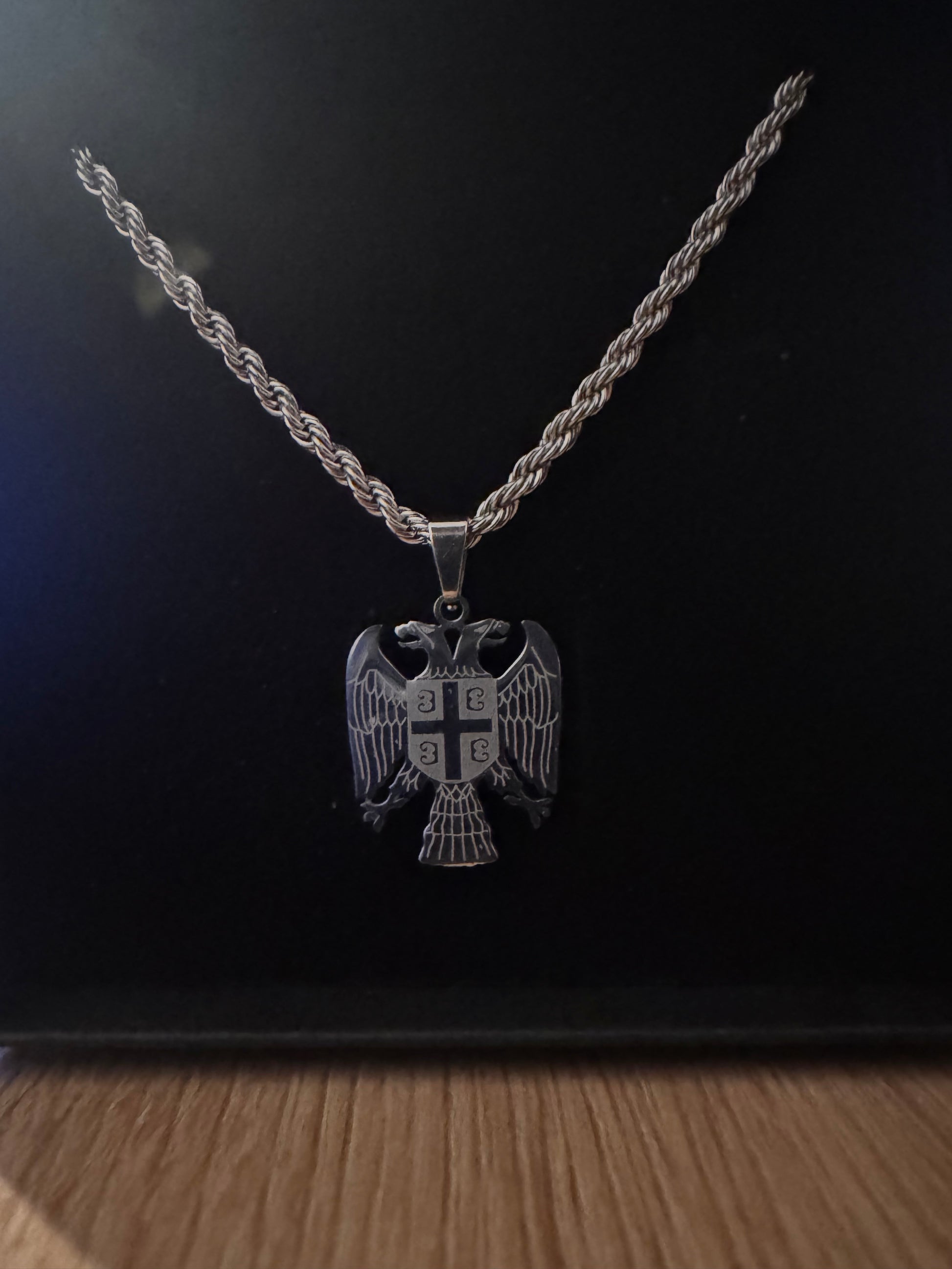 Serbien Kette ohne Krone